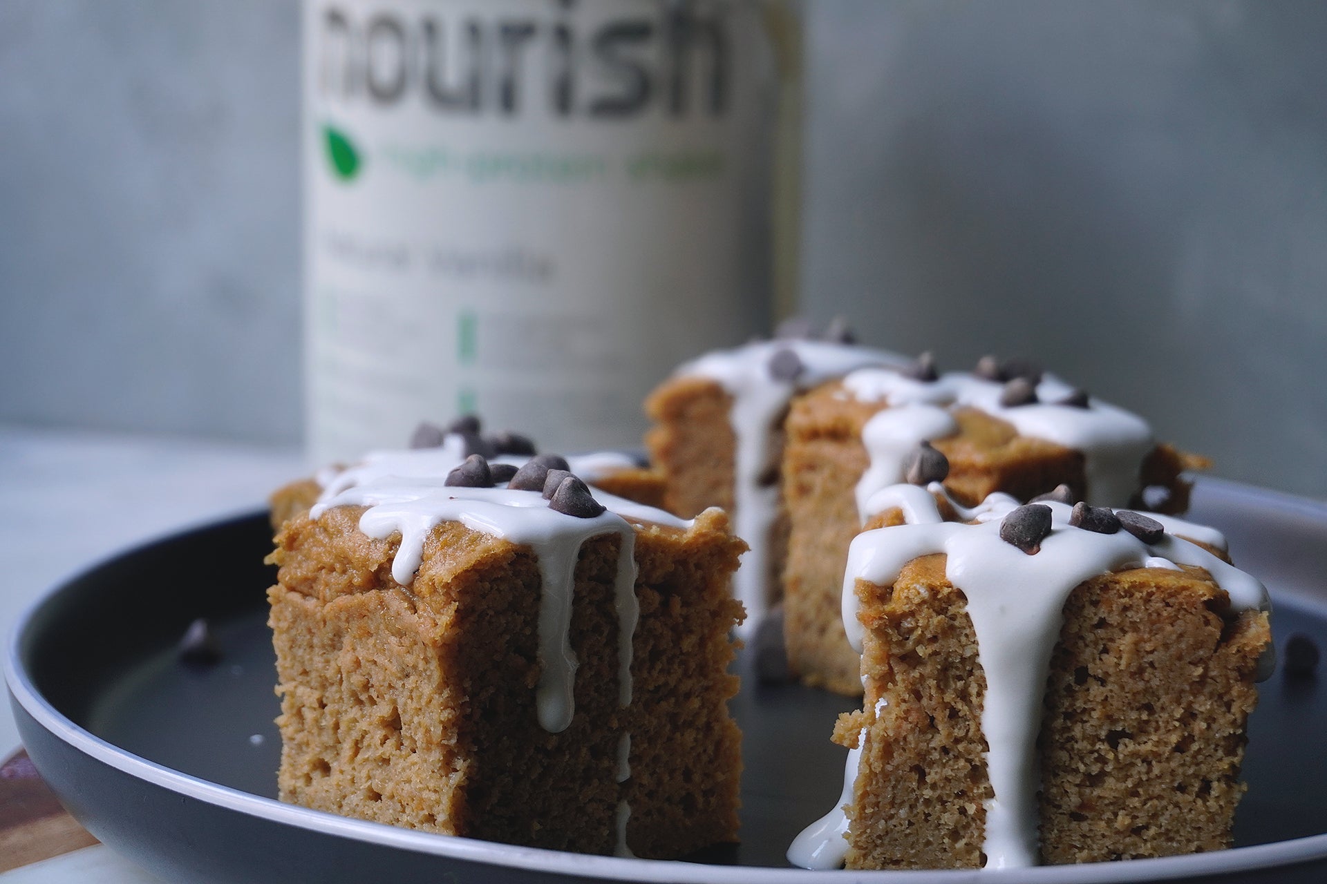 SQUARE SPONGE CAKE WITH ORANGE FROSTING