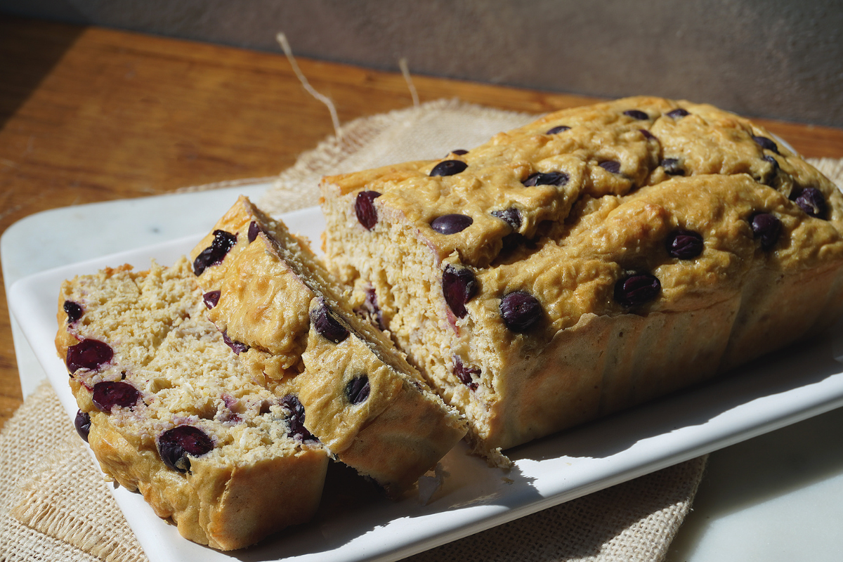 BANANA BREAD WITH CHOCOLATE AND HAZELNUTS